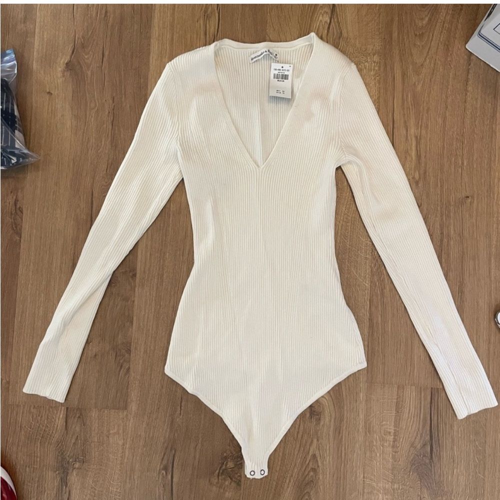 ABERCROMBIE & FITCH CREAM  V NECK RIBBED KNITTED BODYSUIT SIZE MEDIUM NWT
